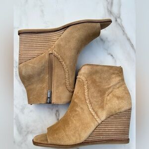 Lucky Brand Lureli Peep-Toe Wedge Booties suede tan size 10 new